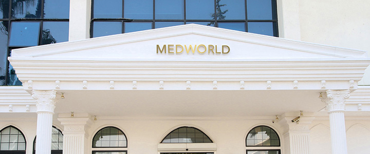 Der Eingang der Medworld Clinic im Rixos Downtown Hotel zeigt sich modern und elegant. Medizinische Präzision verbindet sich mit dem Komfort eines luxuriösen Hotelambientes.